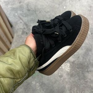 Fenty Puma Creeper Phatty - Brand New w/o Box
Comes with the white laces.